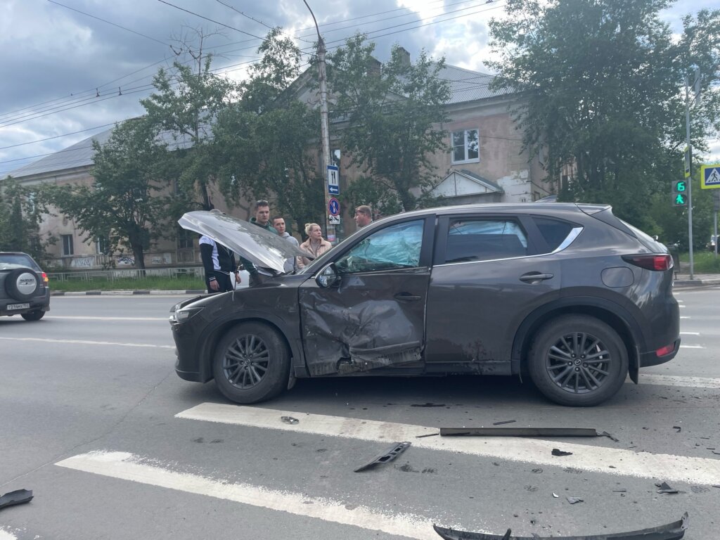 ДТП в Дзержинске Нижегородской области: Hyundai проехал на красный и столкнулся с «Маздой»