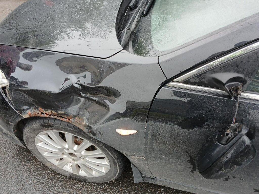 В Петрозаводске автомобиль сбил курьера на электровелосипеде