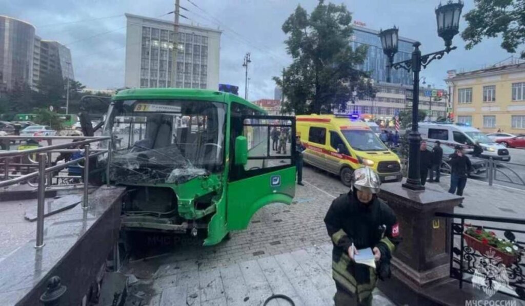 «Перепутал педали»: в Екатеринбурге автобус выехал на тротуар и сбил группу пешеходов