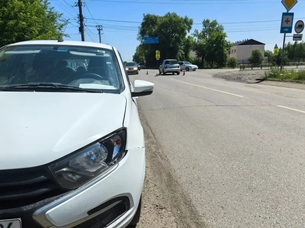 «Упал и ударился головой о колесо»: в Красноярском крае Lada Granta сбила ребенка на самокате