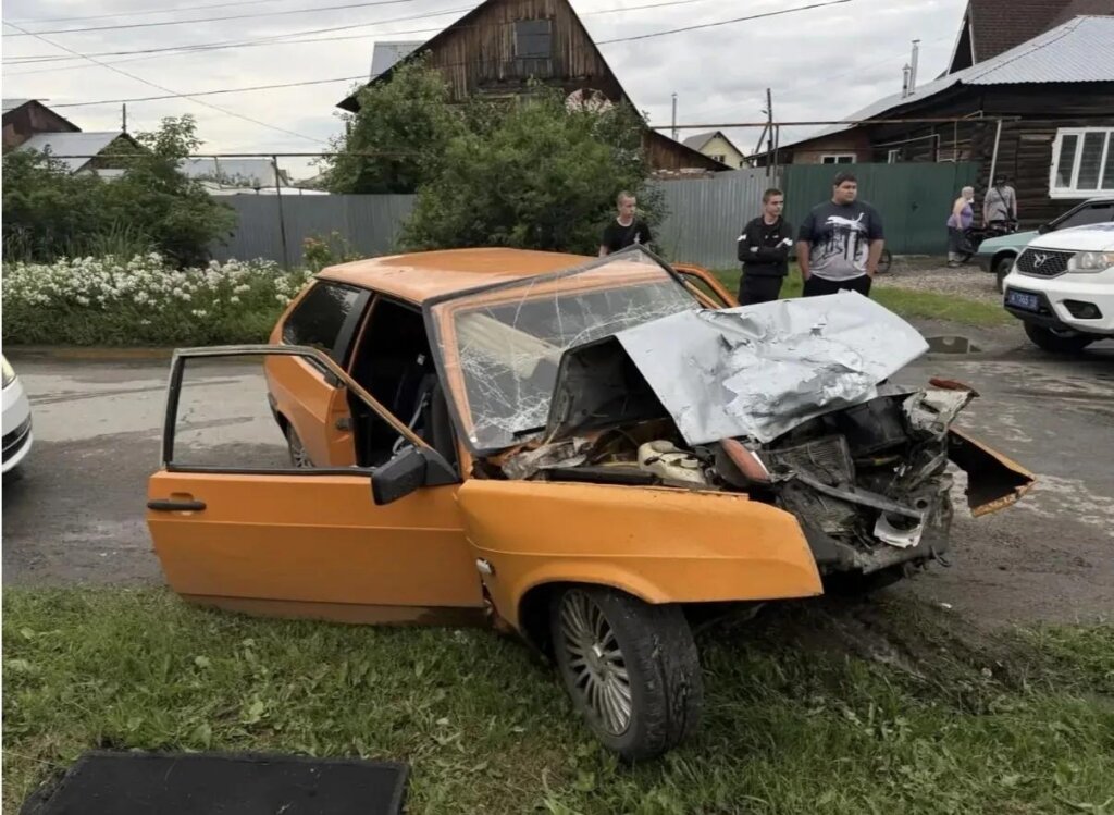 В Шадринске 16-летний подросток за рулём «восьмерки» повалил столб и врезался в «Газель»