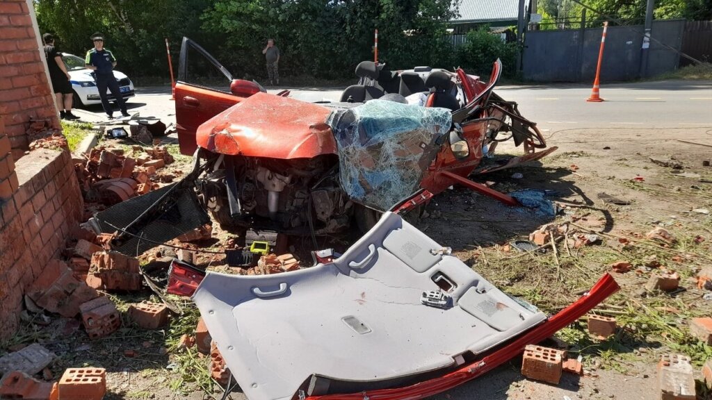 «В машине было 6 человек»: в Иванове пьяная компания на Kia Rio врезалась в столб