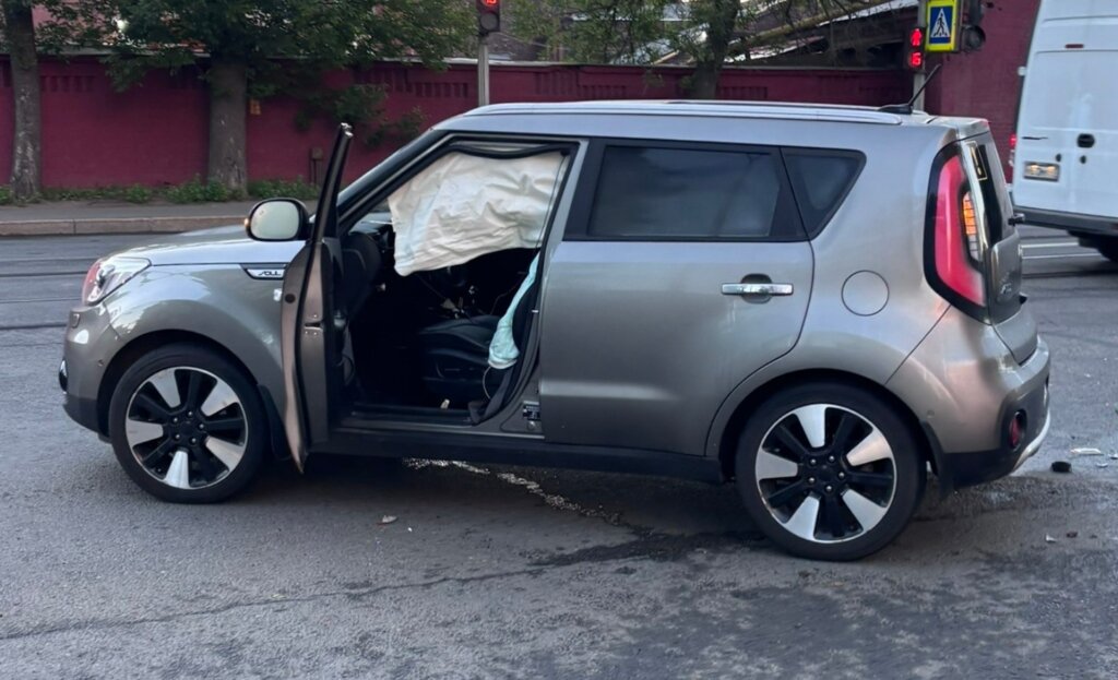В Петербурге девушка на Kia не уступила дорогу мотоциклу