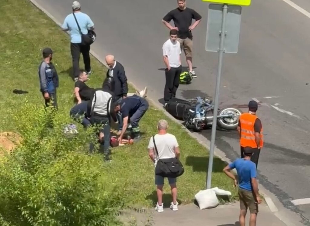 Парень с девушкой на мотоцикле пострадали в ДТП с трактором в Москве