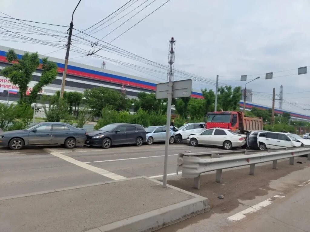10 автомобилей столкнулись на улице Пограничников в Красноярске