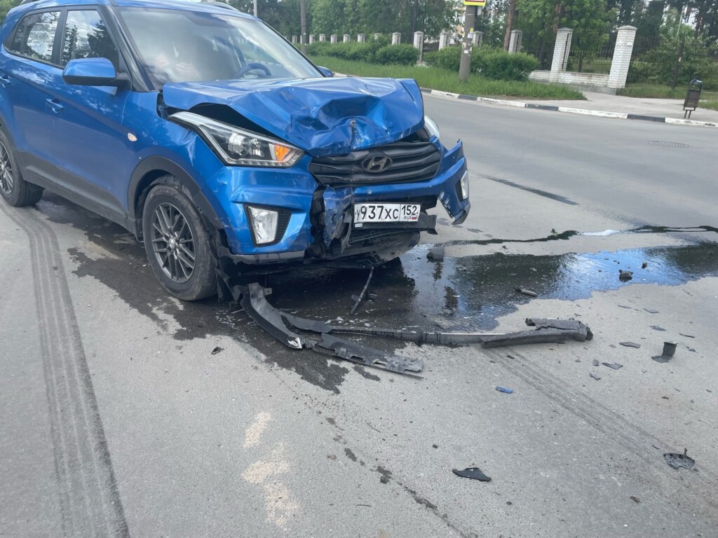 ДТП в Дзержинске Нижегородской области: Hyundai проехал на красный и столкнулся с «Маздой»