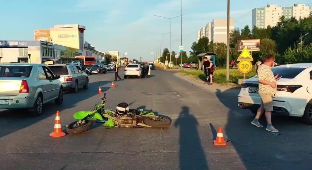Питбайк столкнулся с автомобилем в Нижневартовске: пострадали несовершеннолетние