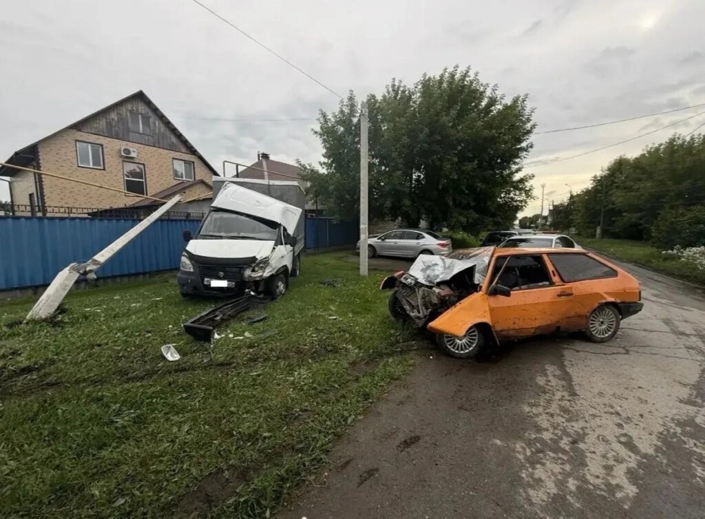 В Шадринске 16-летний подросток за рулём «восьмерки» повалил столб и врезался в «Газель»