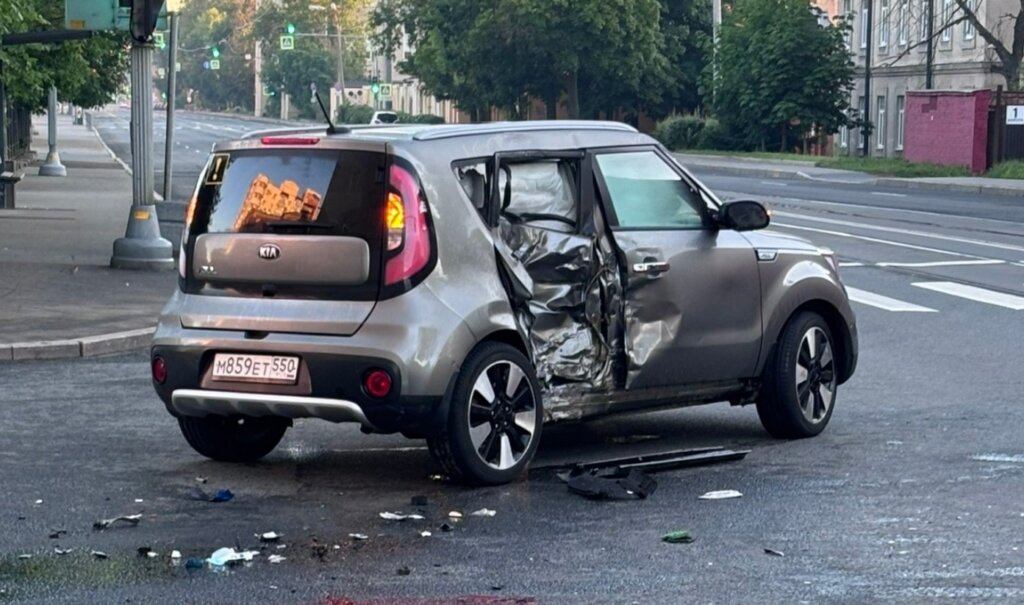 В Петербурге девушка на Kia не уступила дорогу мотоциклу
