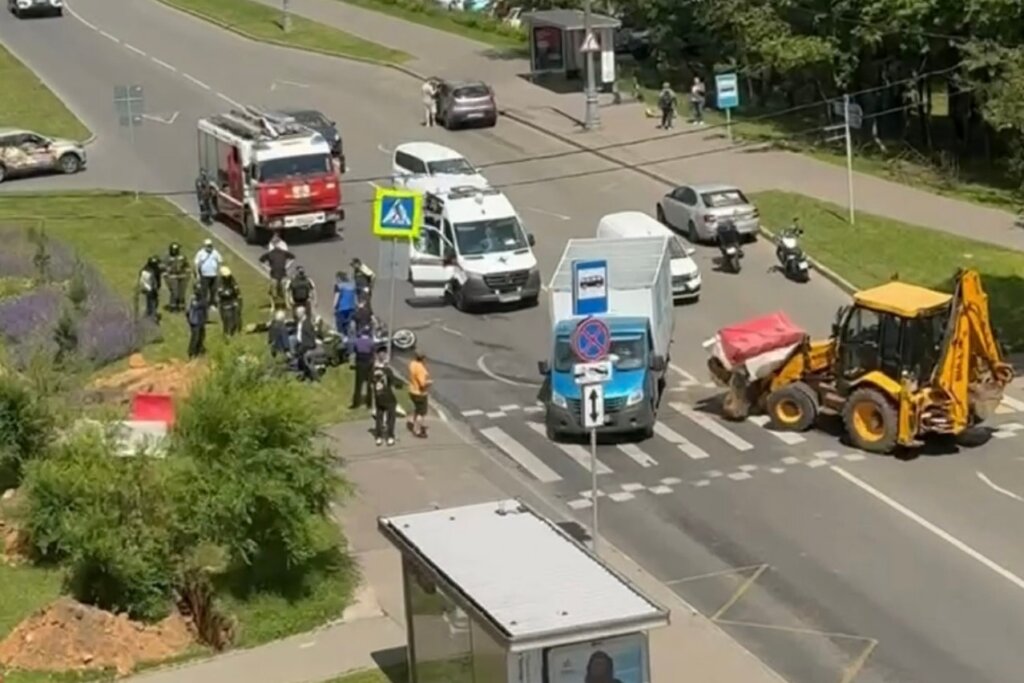 Парень с девушкой на мотоцикле пострадали в ДТП с трактором в Москве