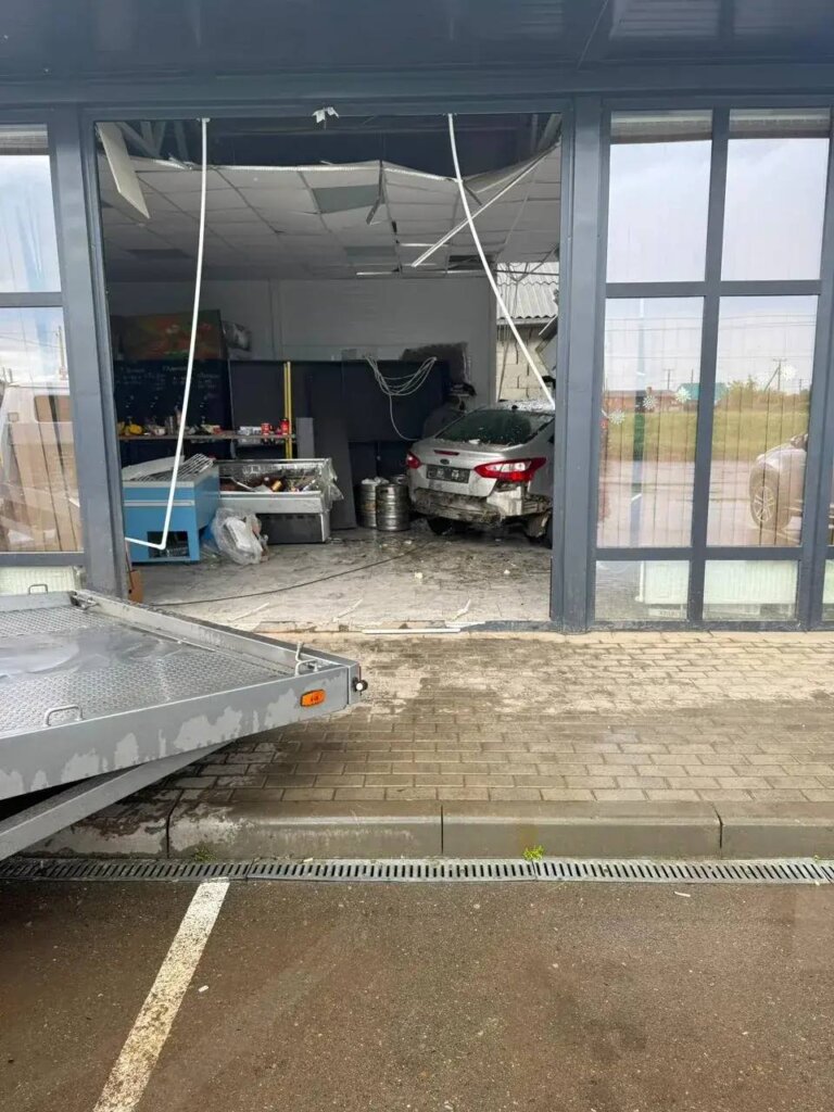 «Сгонял за пивом»: на Кубани пьяный водитель на скорости влетел в пивную лавку