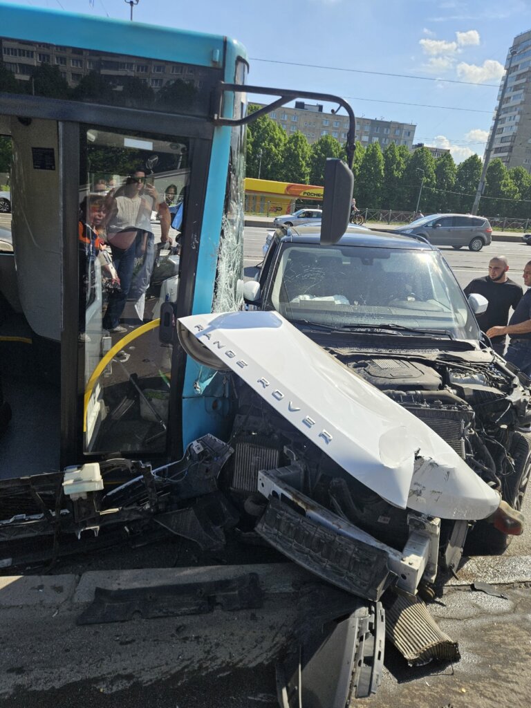 В Петербурге водитель внедорожника пытался увернуться от стоящего автобуса и столкнулся с лазурным автобусом