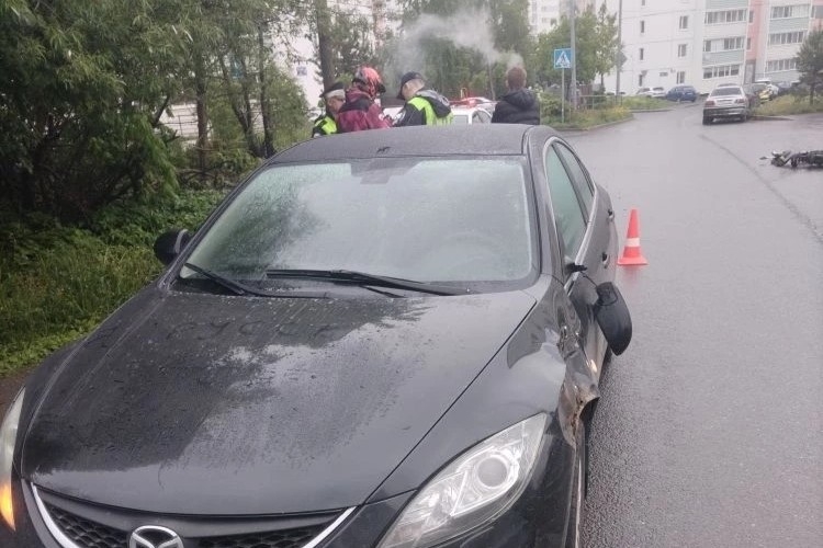 В Петрозаводске автомобиль сбил курьера на электровелосипеде