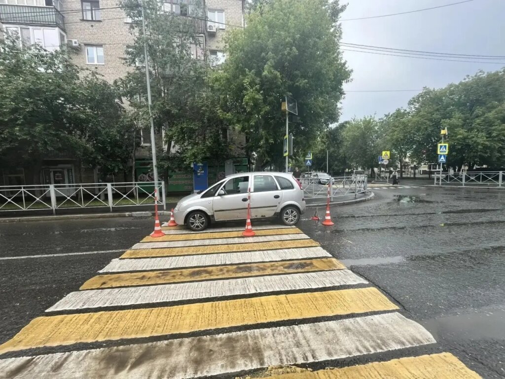 «Не смог вовремя затормозить»: автомобиль сбил 15-летнего подростка на на пешеходном переходе в Тюмени