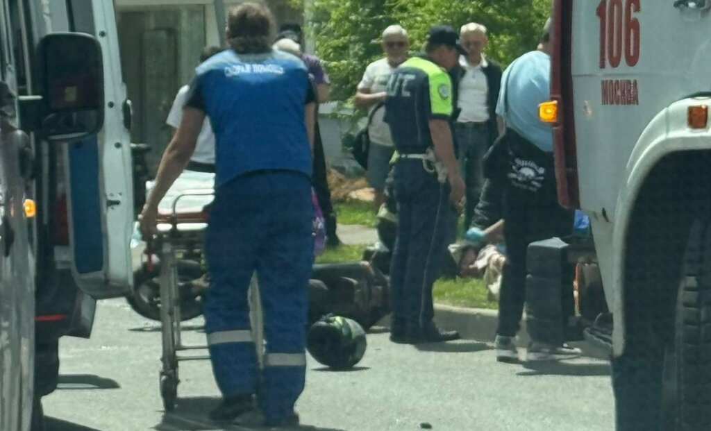Парень с девушкой на мотоцикле пострадали в ДТП с трактором в Москве