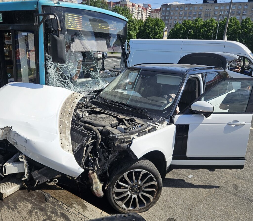 В Петербурге водитель внедорожника пытался увернуться от стоящего автобуса и столкнулся с лазурным автобусом