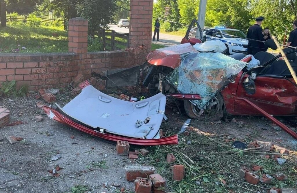 «В машине было 6 человек»: в Иванове пьяная компания на Kia Rio врезалась в столб