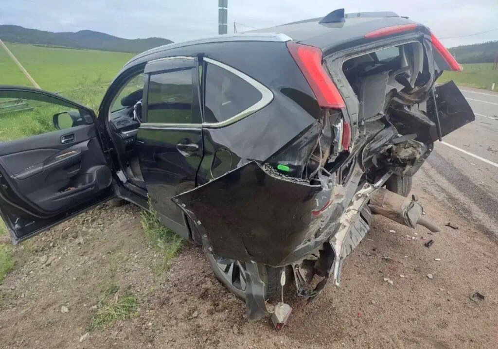 В Бурятии водитель «Хонды» врезался в стоящий на обочине автомобиль и сбил пешехода