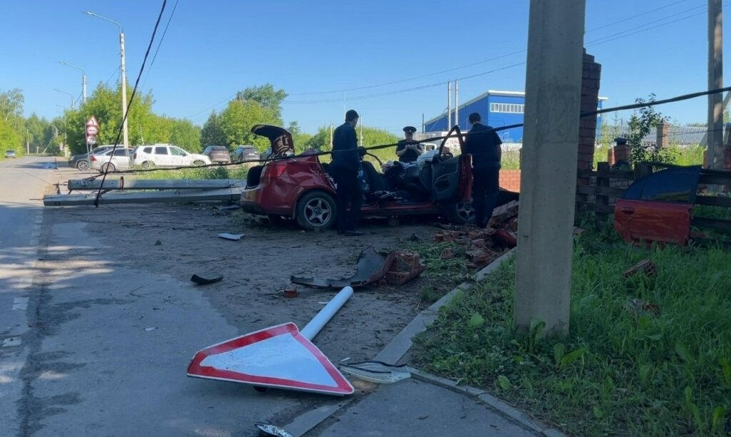 «В машине было 6 человек»: в Иванове пьяная компания на Kia Rio врезалась в столб