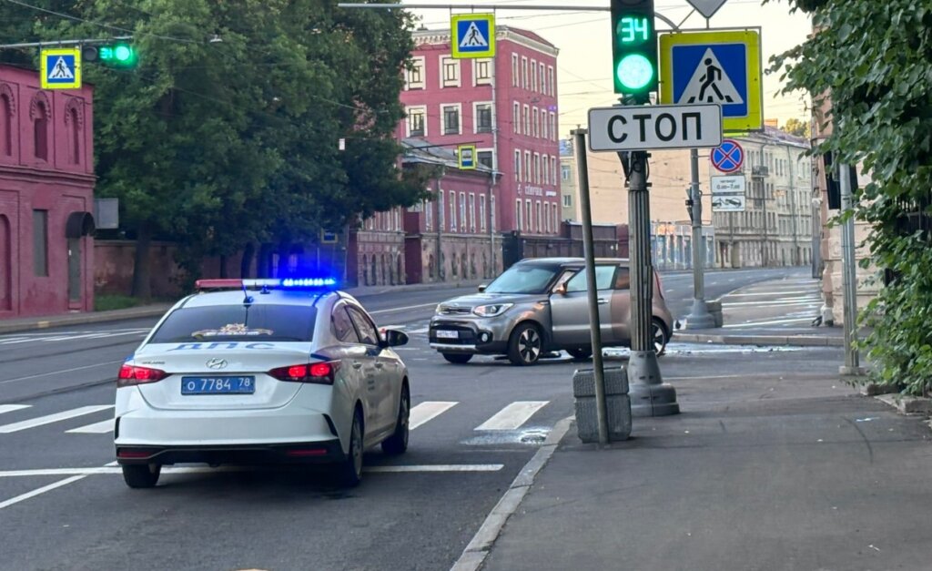 В Петербурге девушка на Kia не уступила дорогу мотоциклу
