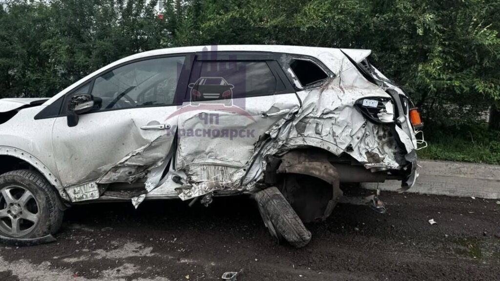 10 автомобилей столкнулись на улице Пограничников в Красноярске