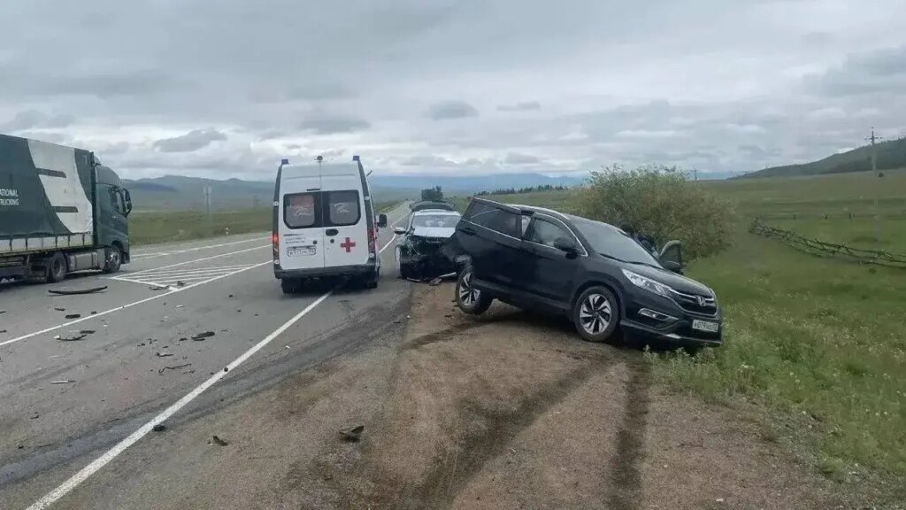 В Бурятии водитель «Хонды» врезался в стоящий на обочине автомобиль и сбил пешехода