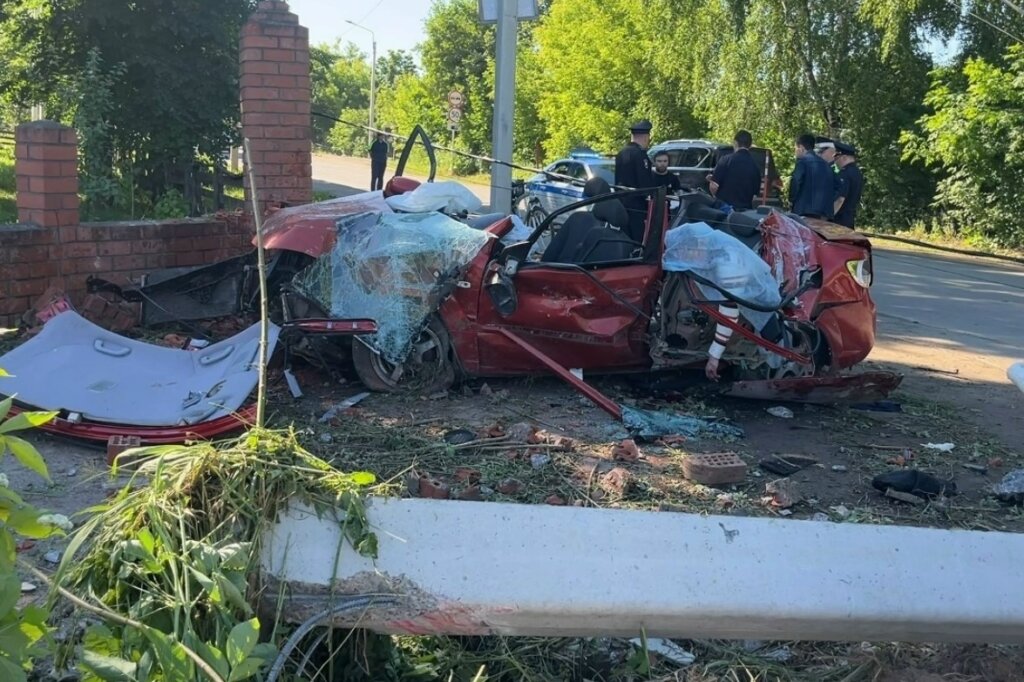 «В машине было 6 человек»: в Иванове пьяная компания на Kia Rio врезалась в столб