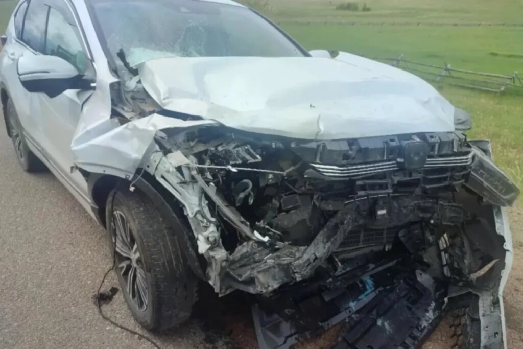 В Бурятии водитель «Хонды» врезался в стоящий на обочине автомобиль и сбил пешехода