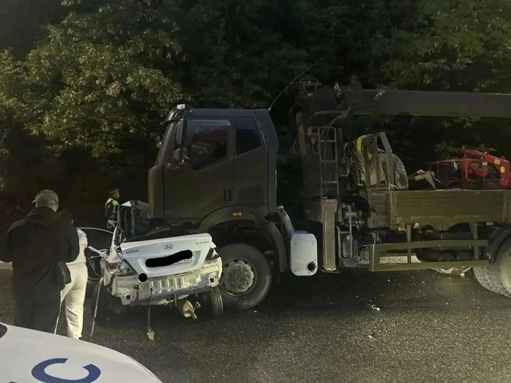 Два парня и девушка разбились в ДТП в Сочи