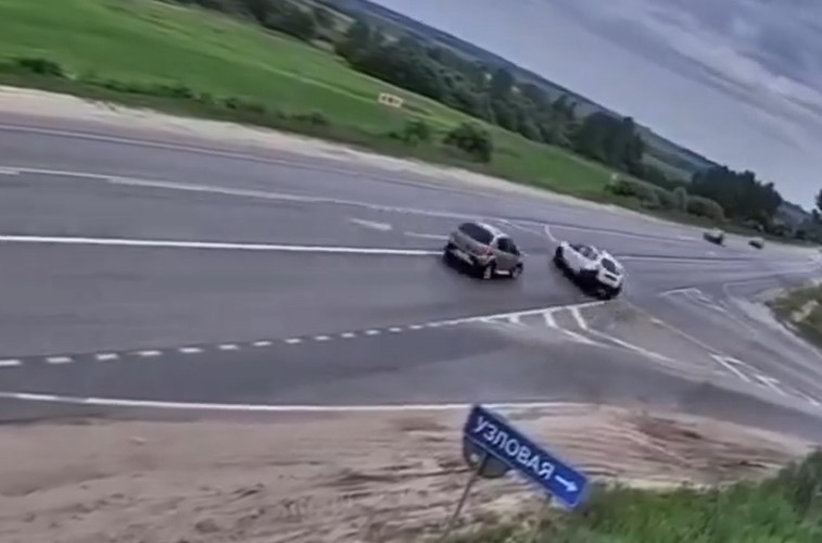 «При развороте не уступил дорогу»: два автомобиля столкнулись на перекрестке в районе Узловой
