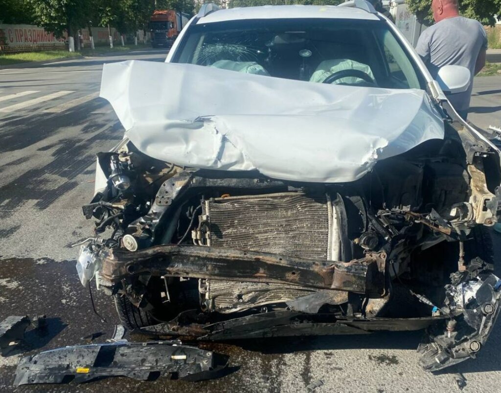 «Оба нарушали»: автомобиль перевернулся в результате ДТП на перекрестке в Дзержинске