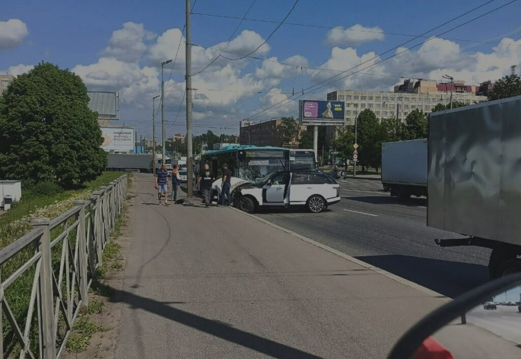 В Петербурге водитель внедорожника пытался увернуться от стоящего автобуса и столкнулся с лазурным автобусом