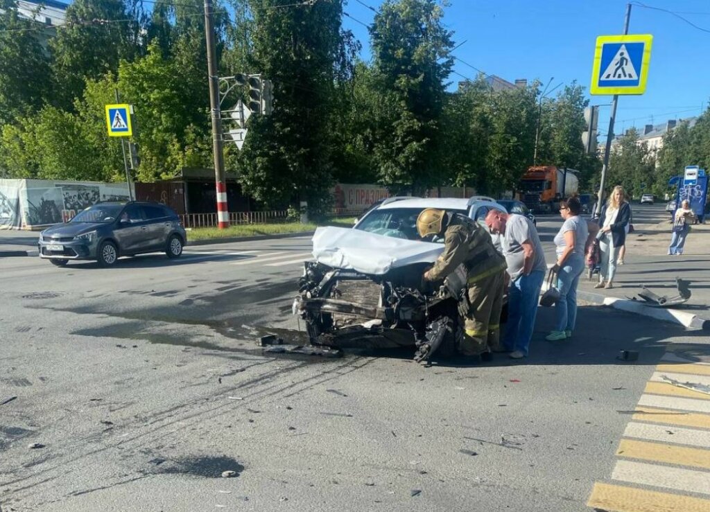 «Оба нарушали»: автомобиль перевернулся в результате ДТП на перекрестке в Дзержинске