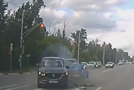 ДТП в Дзержинске Нижегородской области: Hyundai проехал на красный и столкнулся с «Маздой»