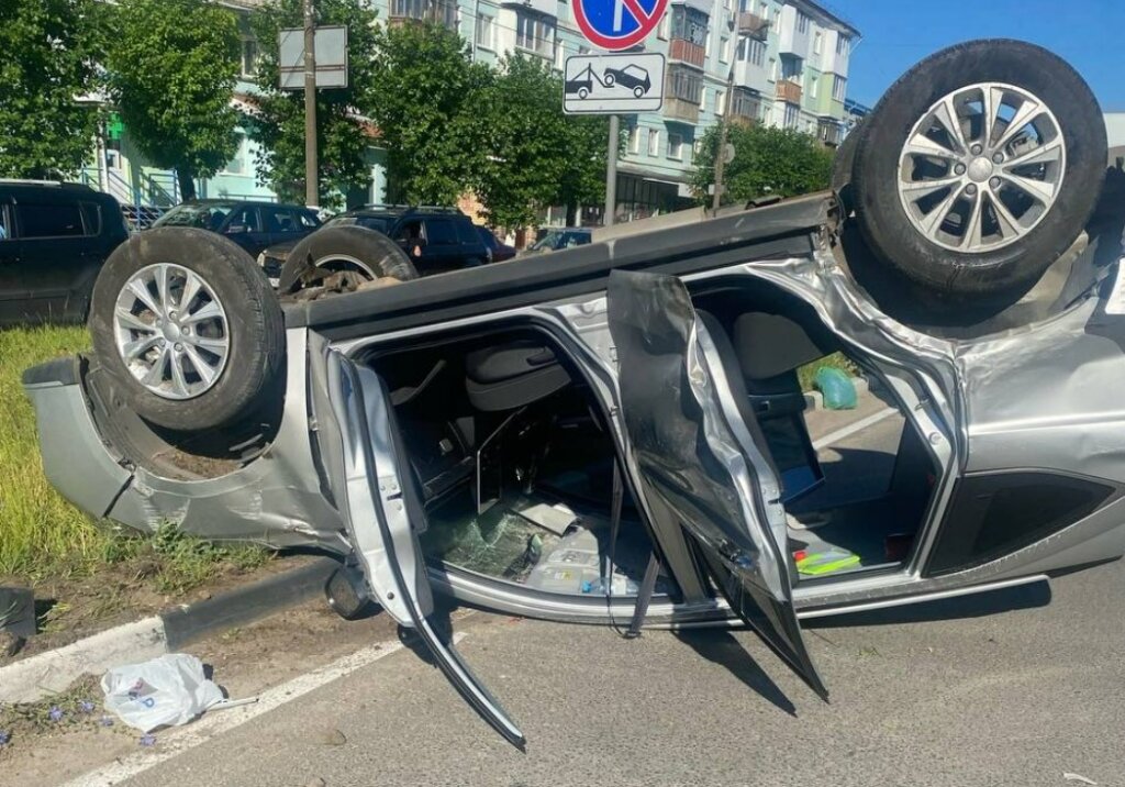 «Оба нарушали»: автомобиль перевернулся в результате ДТП на перекрестке в Дзержинске