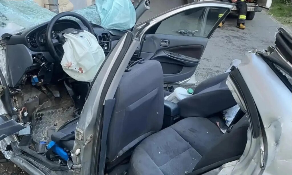 В Северодвинске автомобиль врезался в жилой дом: водитель погиб