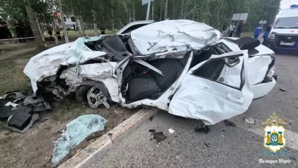 Водитель «Приоры» проехал на красный: два человека погибли в ночном ДТП в Сургуте