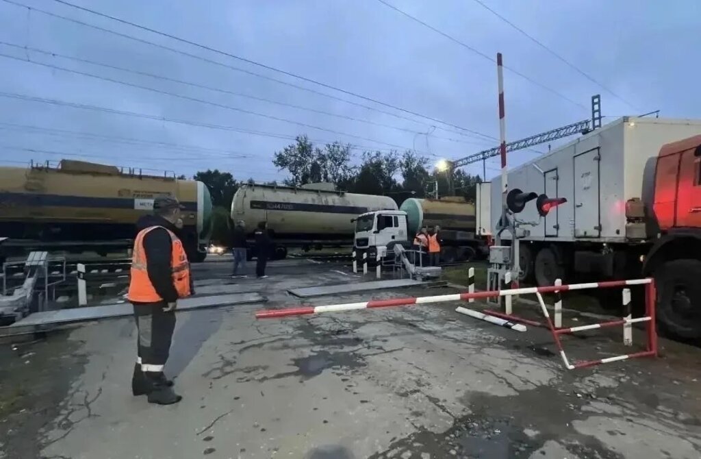 Поезд снёс грузовой автомобиль на переезде под Нижним Новгородом: видео с камеры наблюдения
