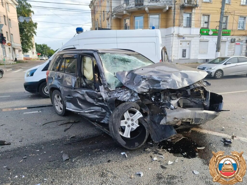 Два автомобиля столкнулись на перекрестке в Твери