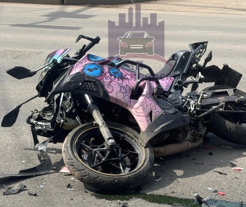 В Красноярске мотоциклистка попала в реанимацию, врезавшись в стоящий автомобиль