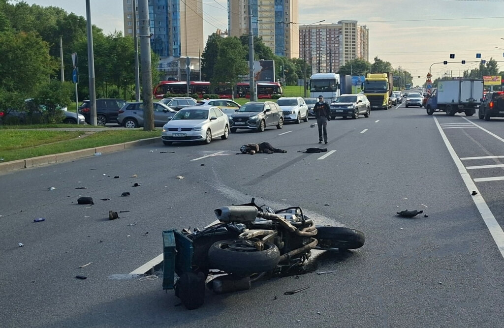 Каршеринговый автомобиль не уступил дорогу мотоциклу в Петербурге: байкер погиб