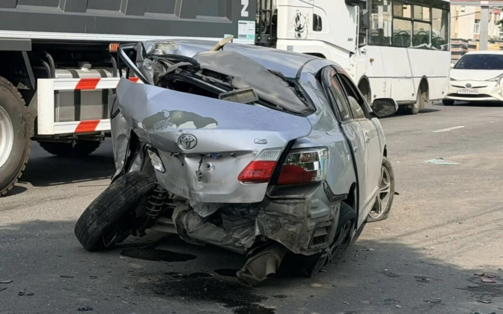 В Хабаровске Infiniti протаранил «Тойоту» и врезался в забор