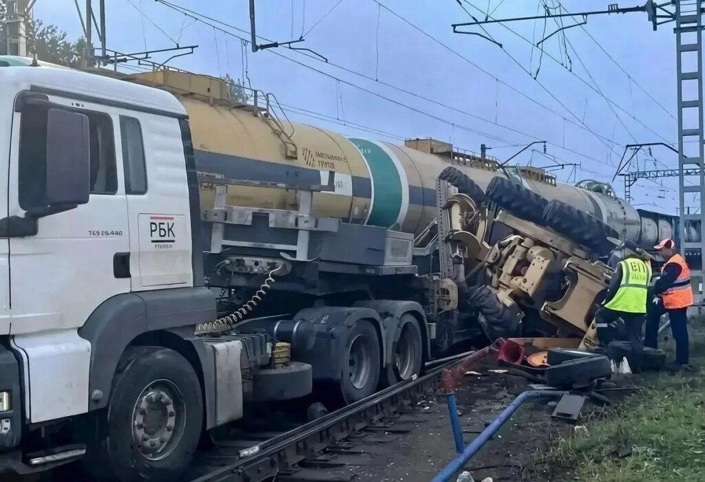 Поезд снёс грузовой автомобиль на переезде под Нижним Новгородом: видео с камеры наблюдения
