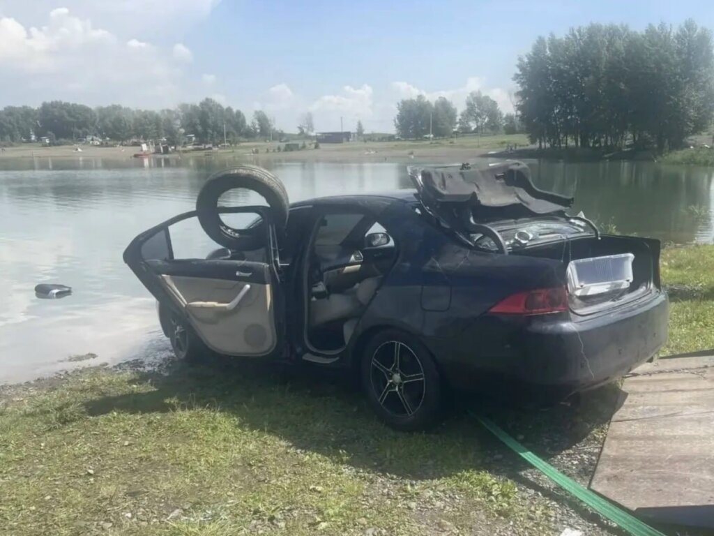 «Уснула в машине»: в Красноярском крае автомобиль со спящей внутри девушкой утонул в озере