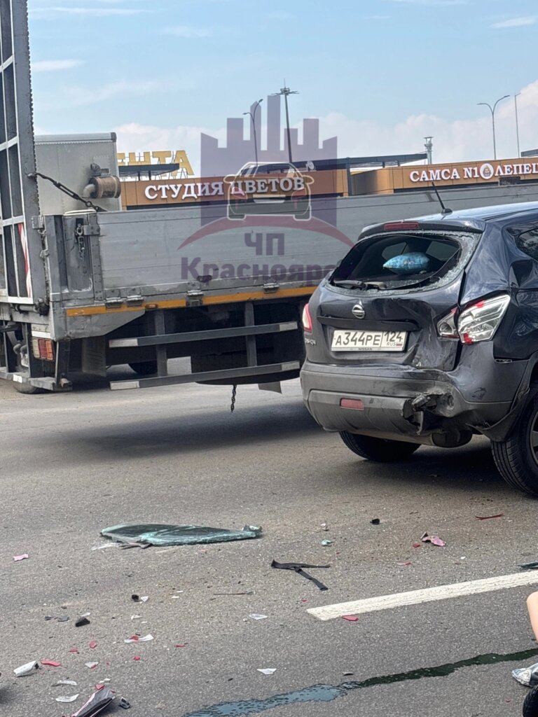 В Красноярске мотоциклистка попала в реанимацию, врезавшись в стоящий автомобиль