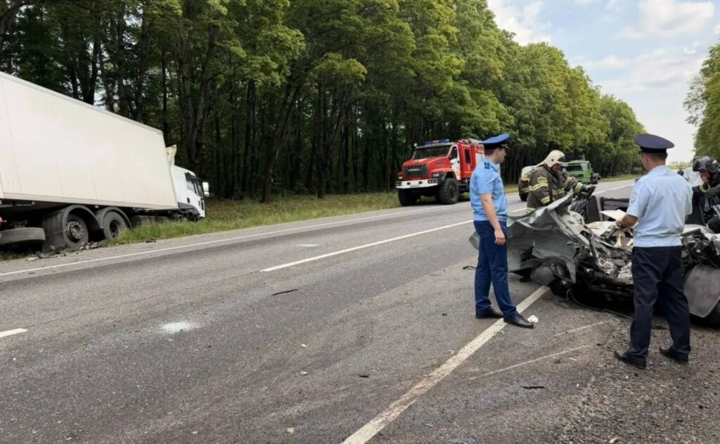 Легковой автомобиль смяло от столкновения с грузовиком на трассе М-2 в Тульской области: погибли четверо