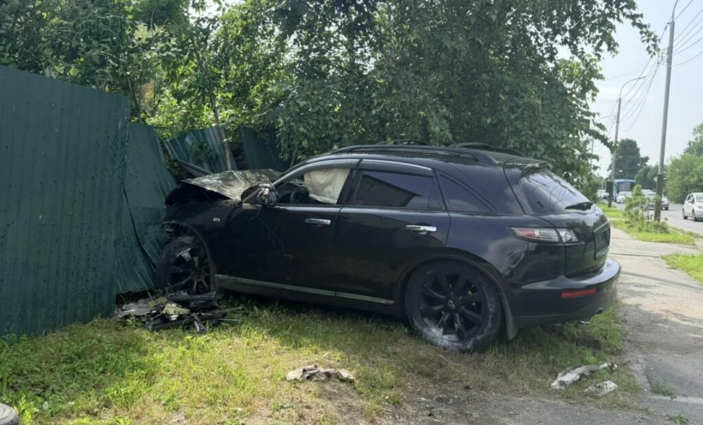 В Хабаровске Infiniti протаранил «Тойоту» и врезался в забор