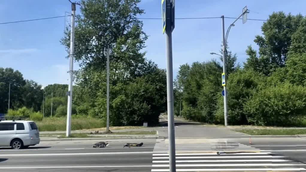 В Комсомольске-на-Амуре автомобиль сбил детей на электросамокате