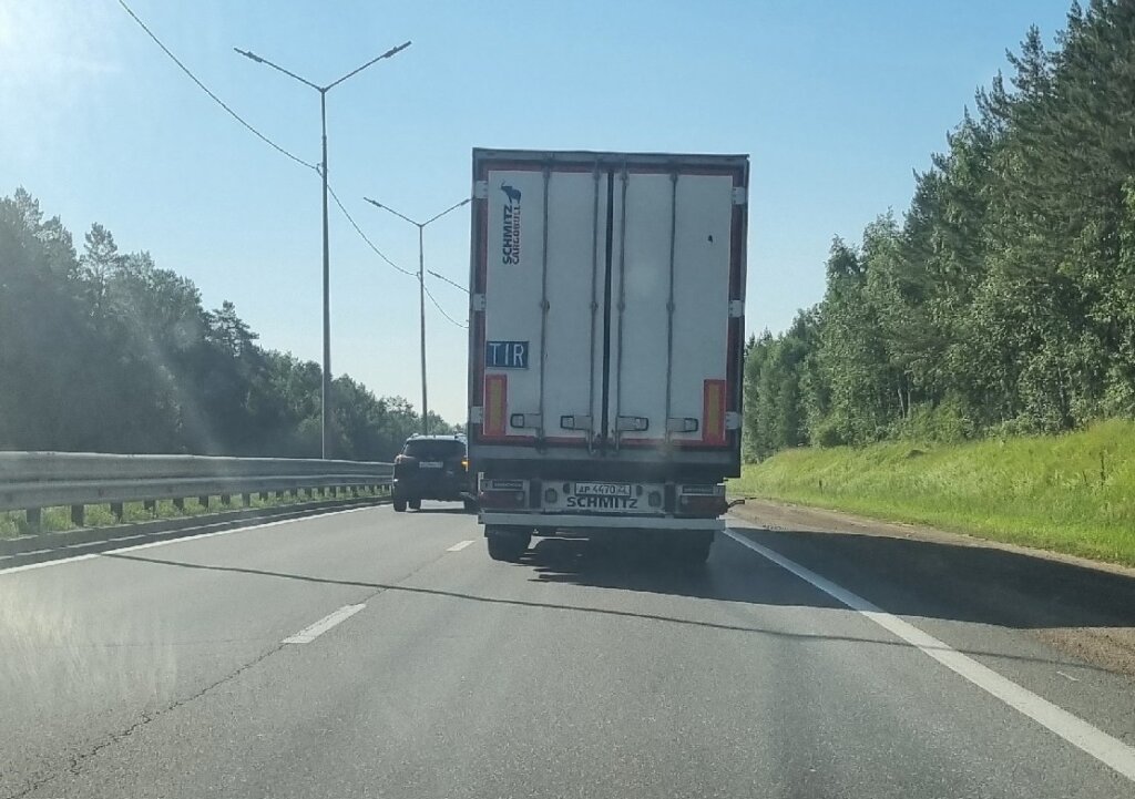 «Ехала и никого не трогала»: в Иркутской области водитель фуры подбил автомобиль и скрылся с места ДТП
