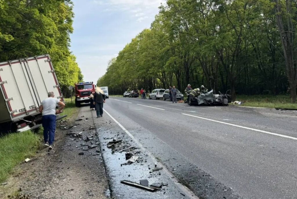 Легковой автомобиль смяло от столкновения с грузовиком на трассе М-2 в Тульской области: погибли четверо